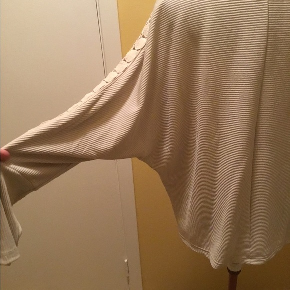 Nora Cora Bat Wing top with lace detail on arms NWT - Picture 9 of 13